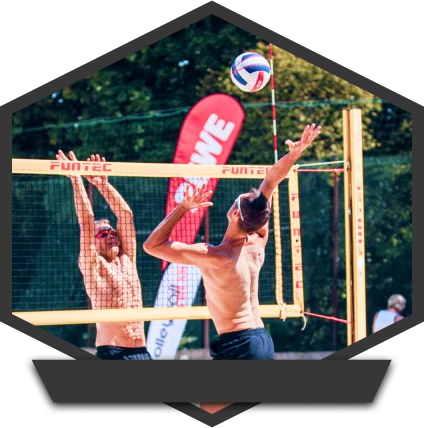 Angriff gegen Blocker am Volleyballnetz
