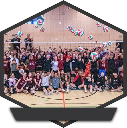 Gruppenfoto Volleyballer*innen, Bälle fliegen in der Luft