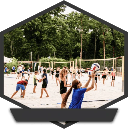mehrere Beachvolleyballnetze in Benutzung